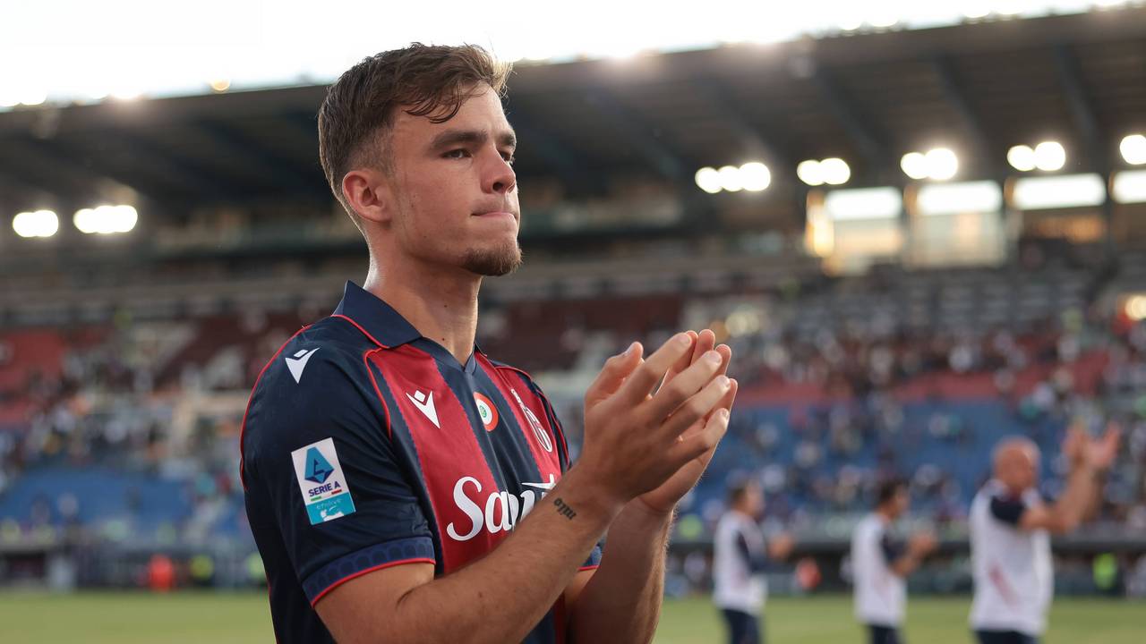 Applaus im Trikot des FC Bologna: Stürmer Thijs Dallinga.