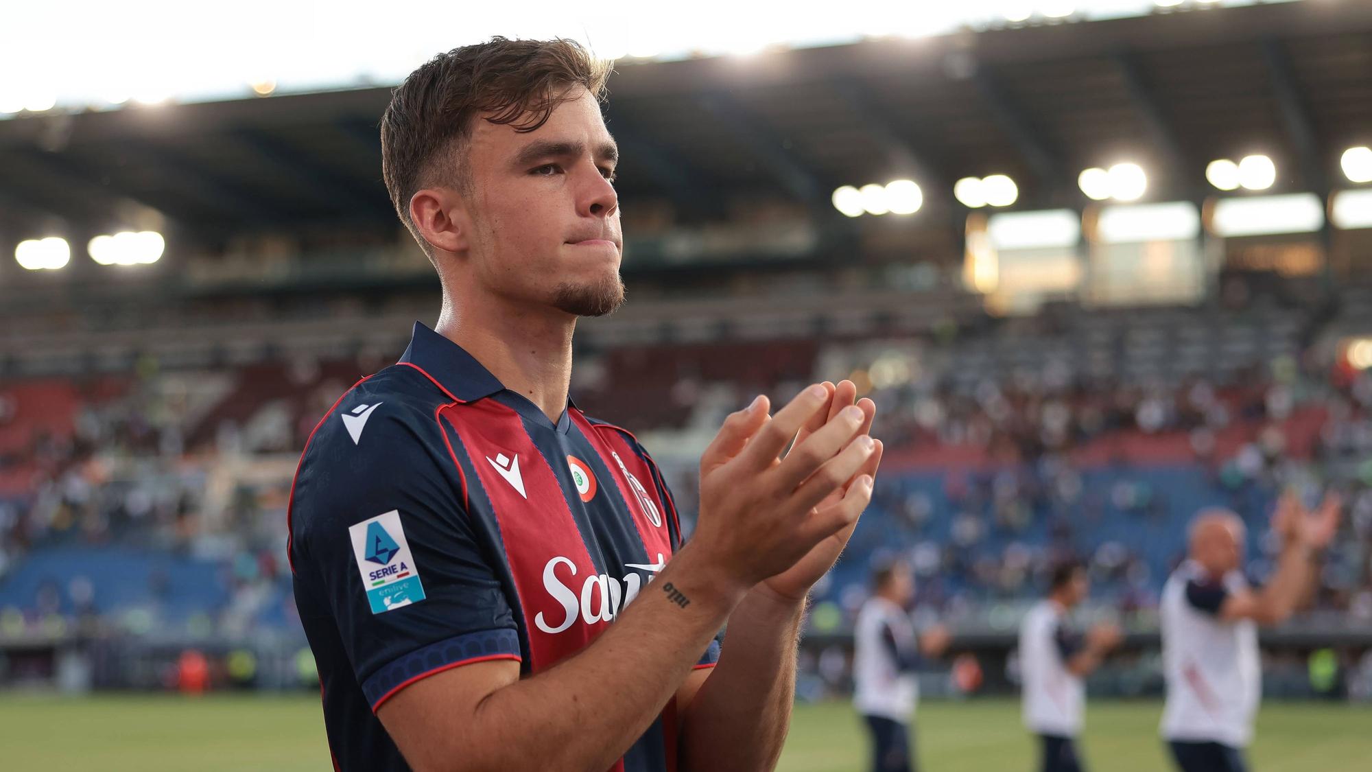 Applaus im Trikot des FC Bologna: Stürmer Thijs Dallinga.