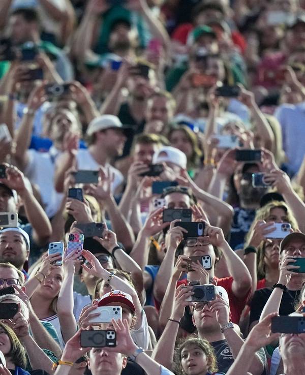 Fans mit Smartphones