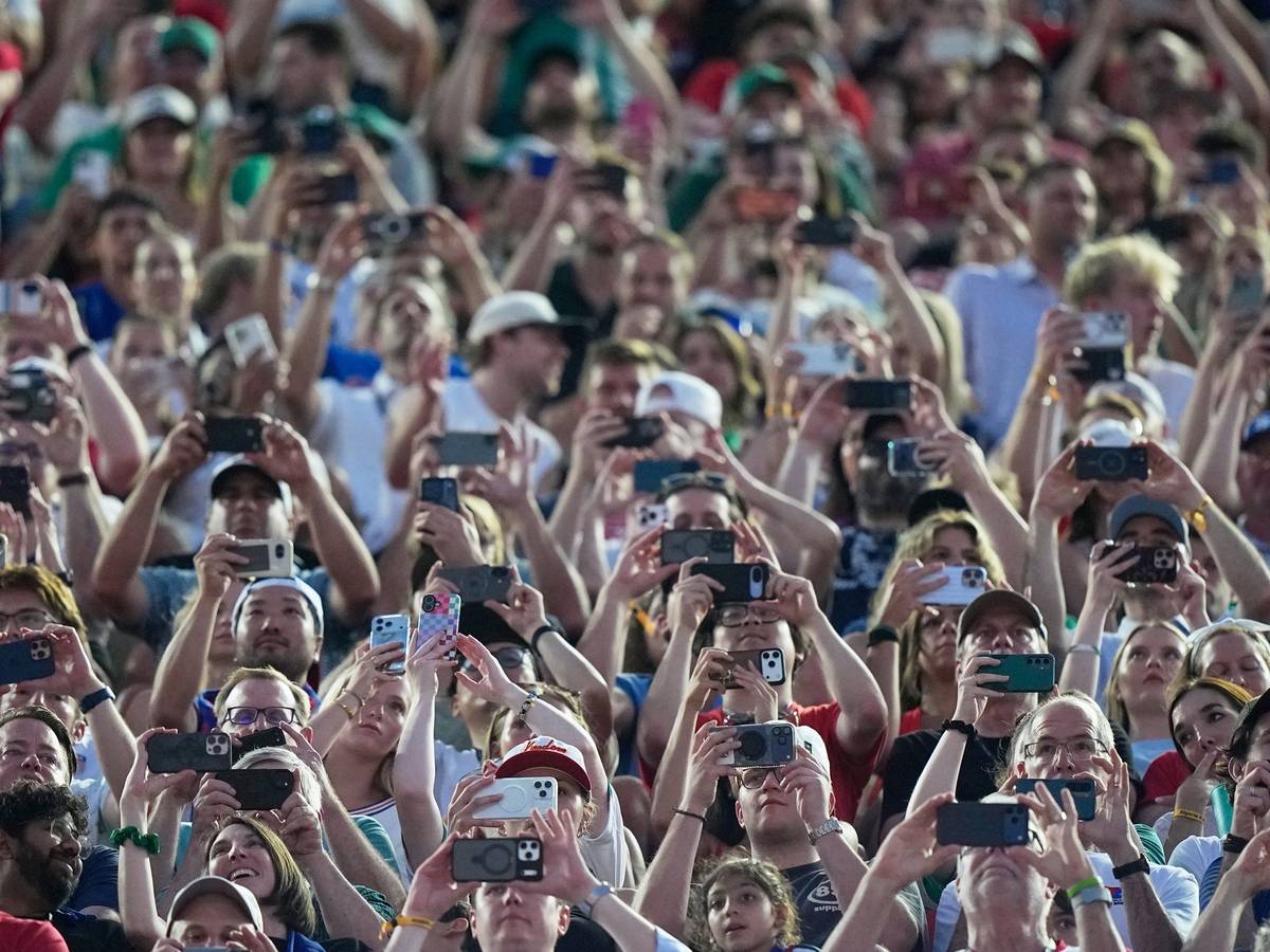 Fans mit Smartphones