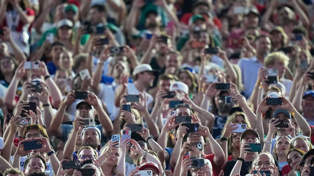 Fans mit Smartphones