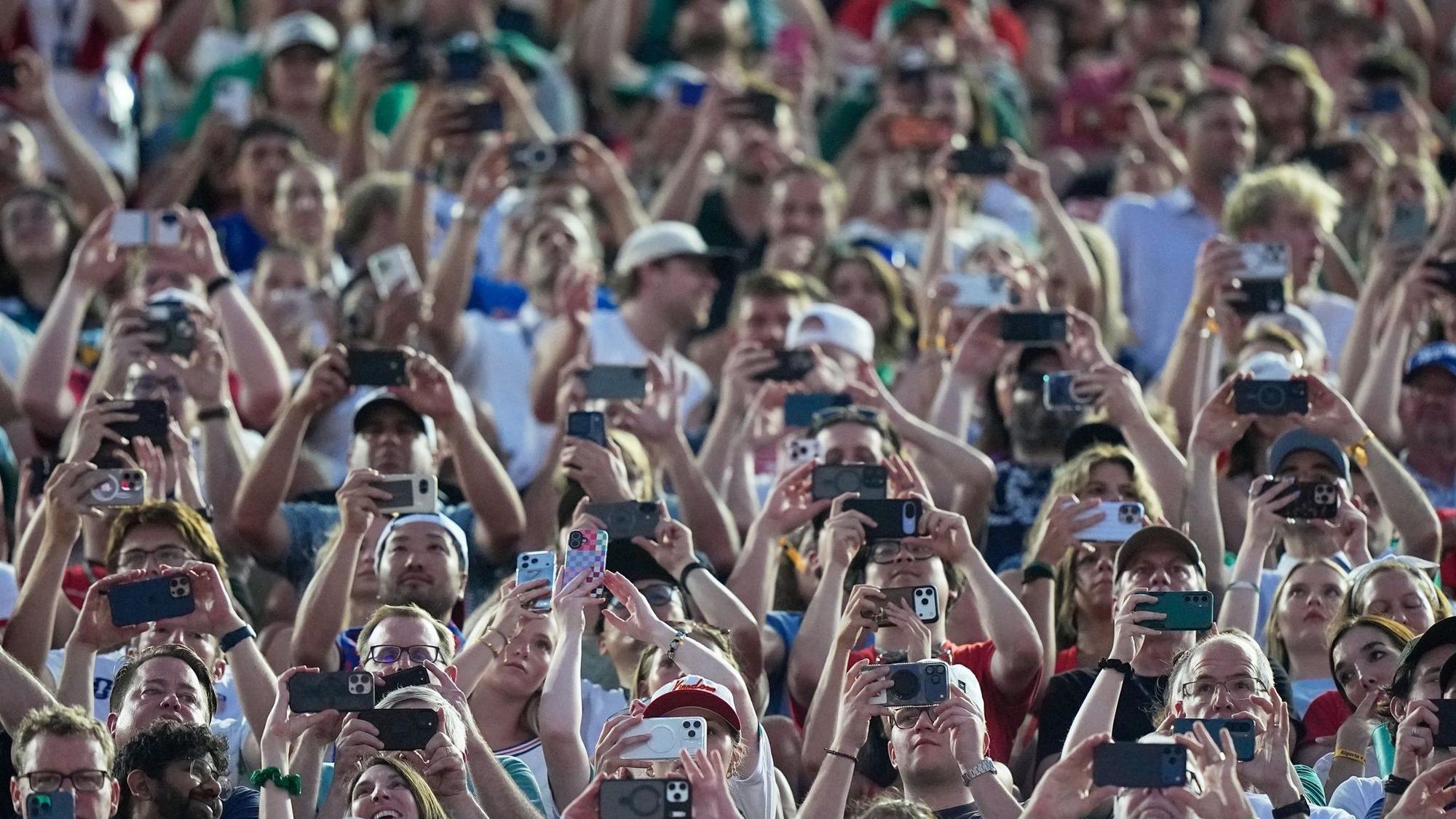 Fans mit Smartphones