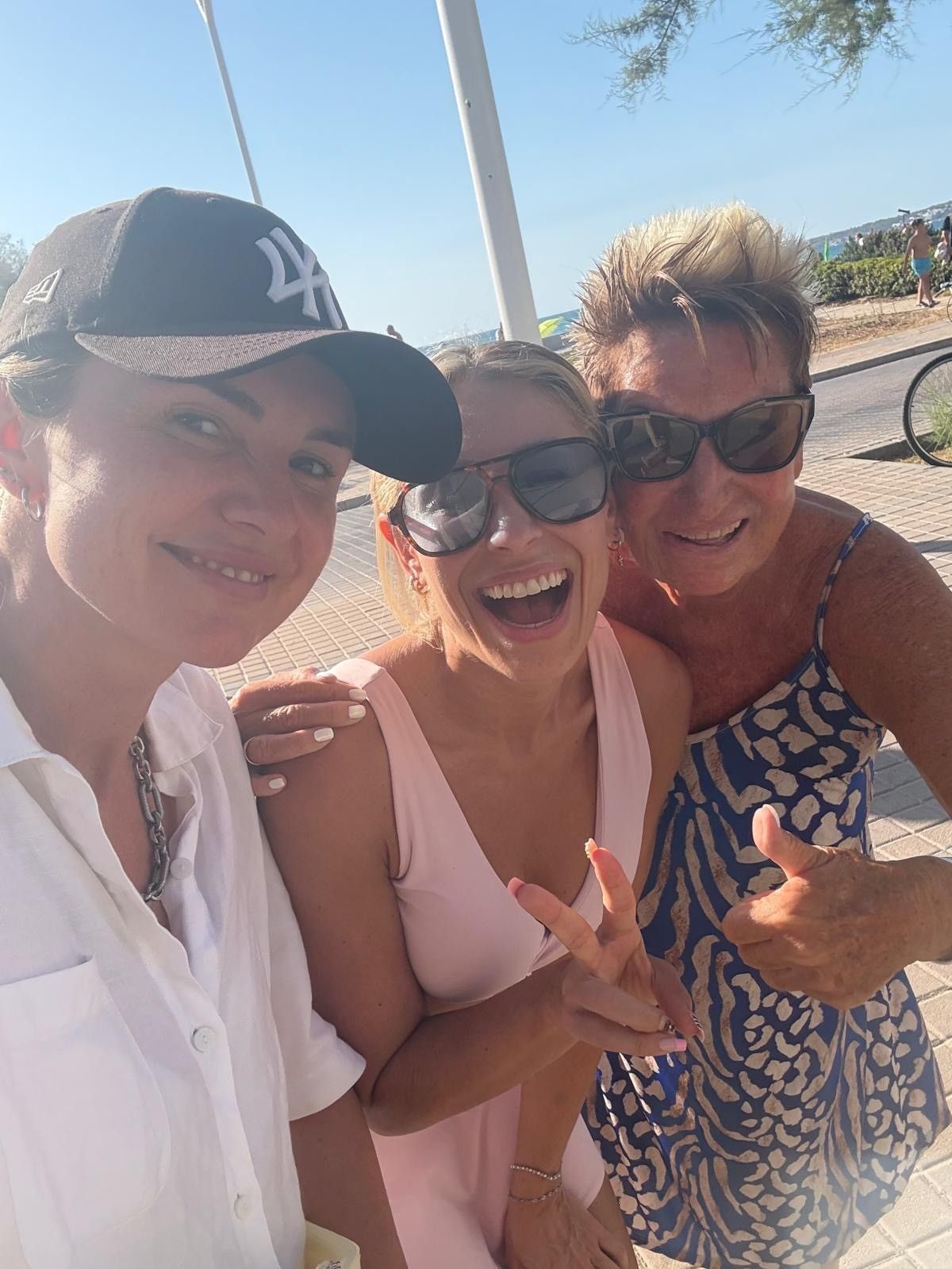 Alexandra mit Linda Teodosiu und Marita Köllner.