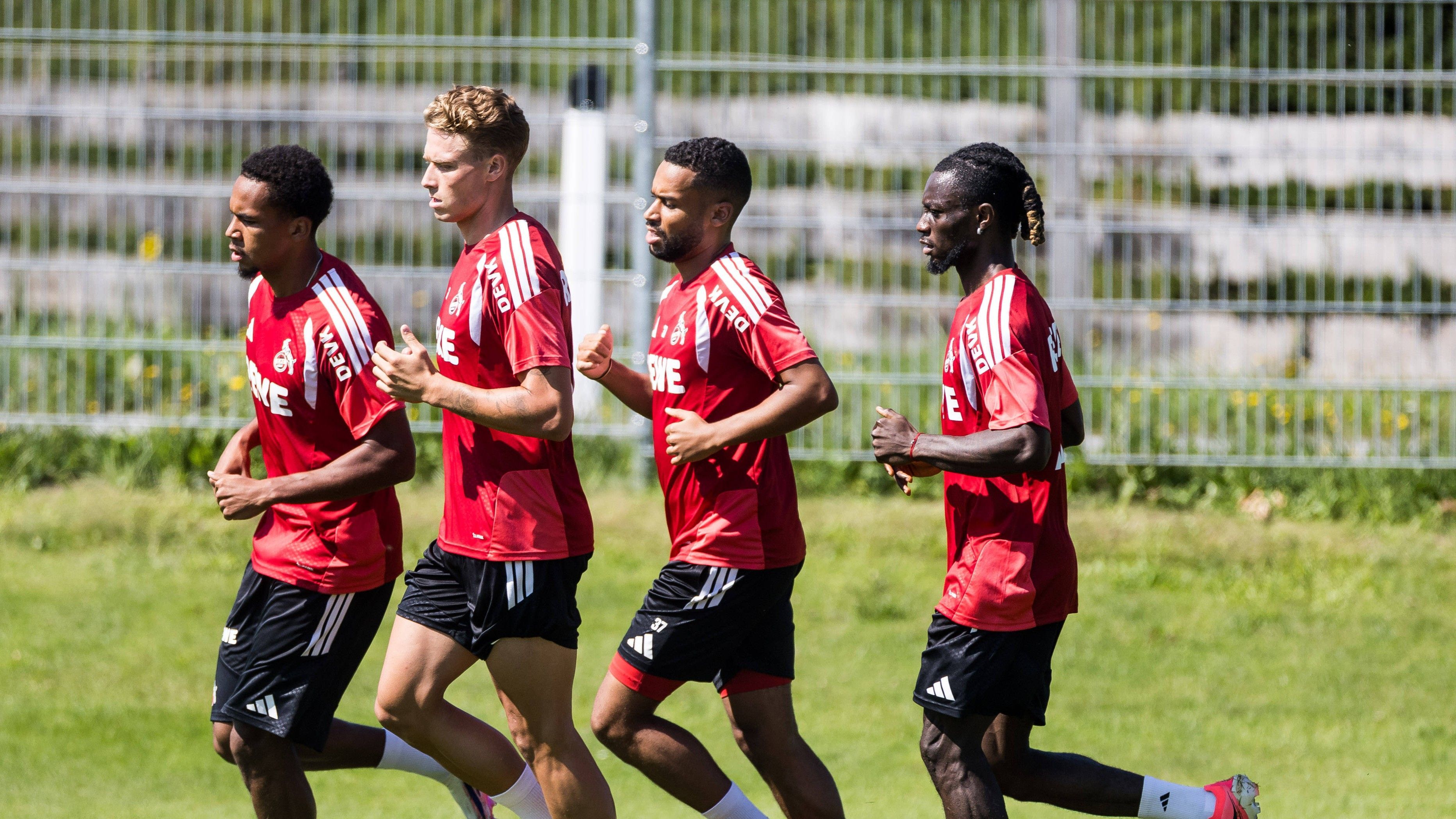 Die Profis des 1. FC Köln laufen sich warm.
