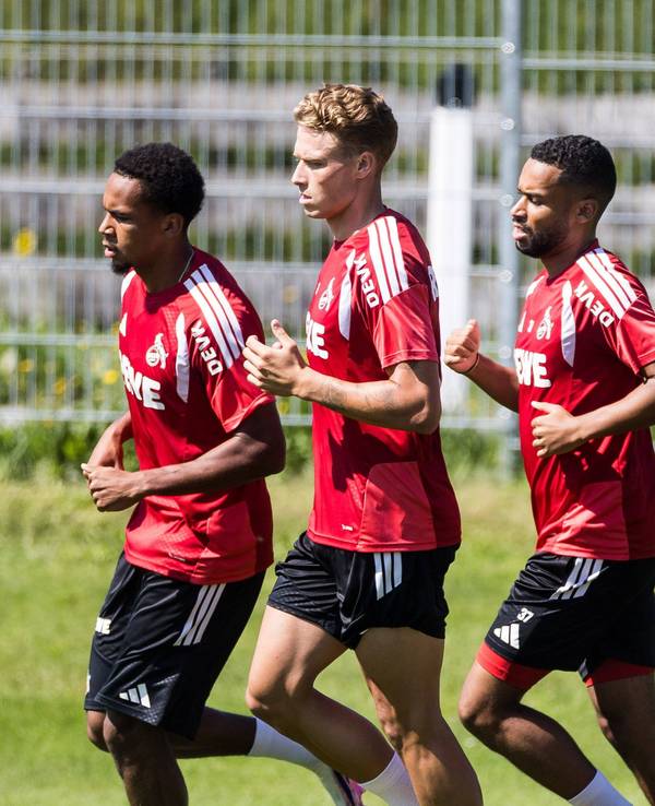Die Profis des 1. FC Köln laufen sich warm.