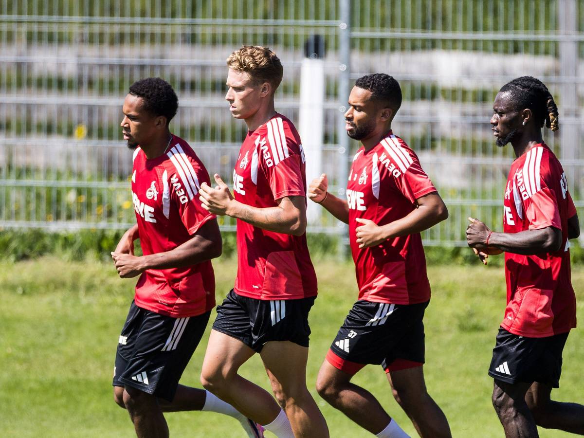 Die Profis des 1. FC Köln laufen sich warm.