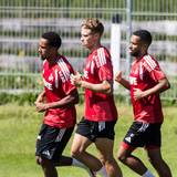 Die Profis des 1. FC Köln laufen sich warm.
