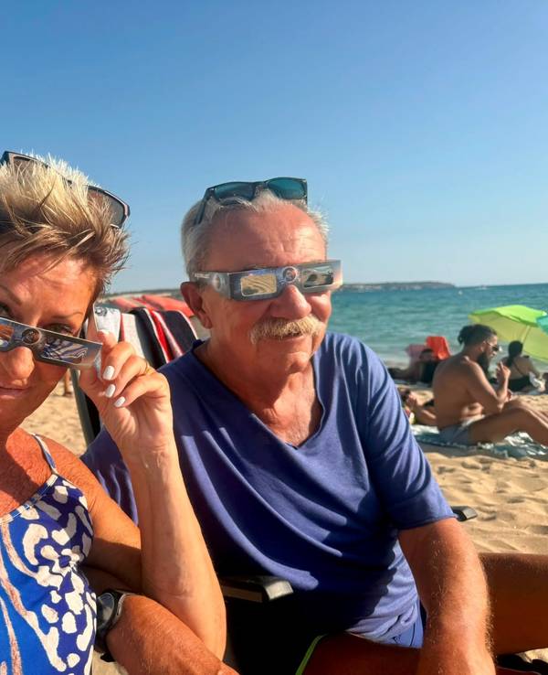 Marita Köllner mit Ehemann Peter bei der Sonnenfinsternis.