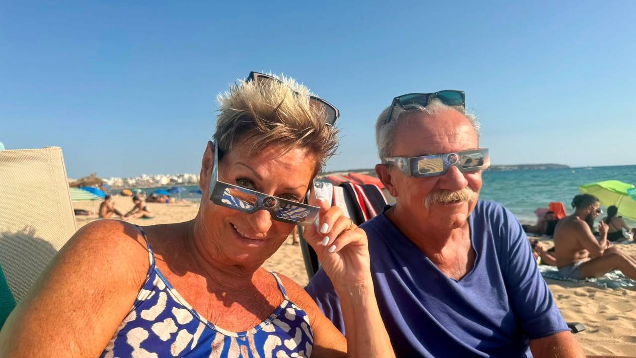 Marita Köllner mit Ehemann Peter bei der Sonnenfinsternis.