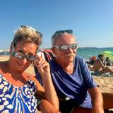 Marita Köllner mit Ehemann Peter bei der Sonnenfinsternis.