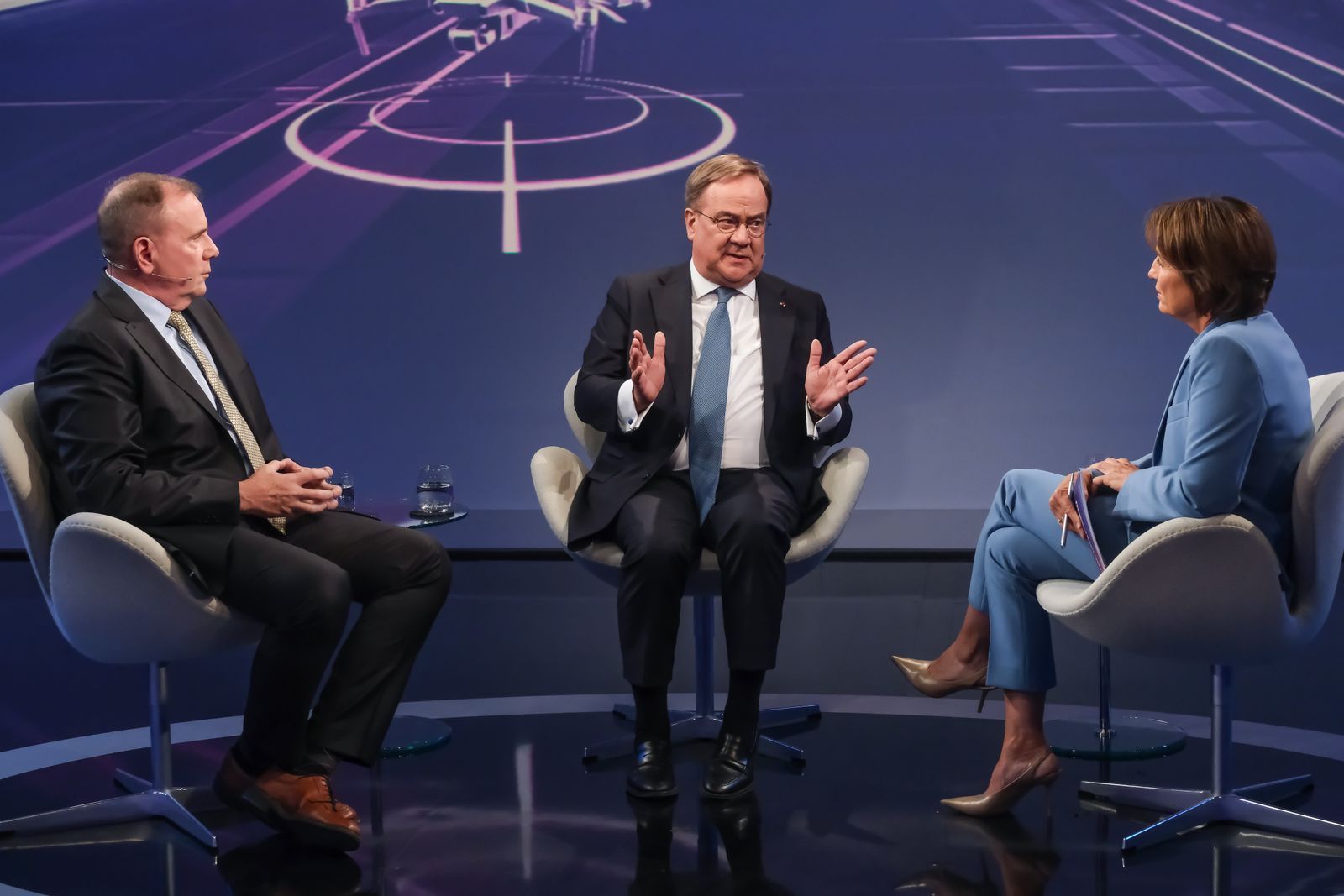 Sandra Maischberger sprach mit Ben Hodges (links) und Armin Laschet über den Drohnenvorfall. (Bild: WDR/Oliver Ziebe)