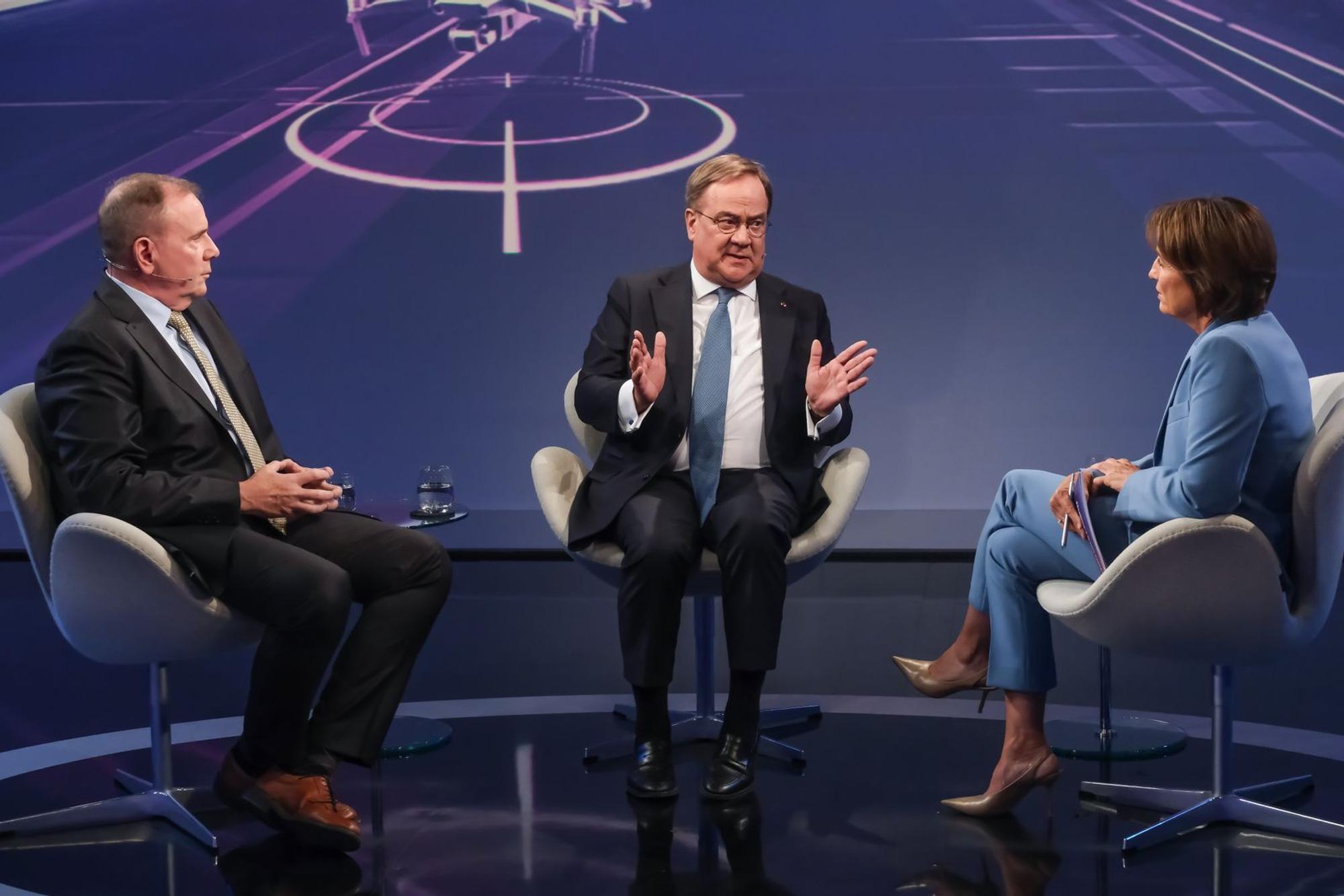 Sandra Maischberger sprach mit Ben Hodges (links) und Armin Laschet über den Drohnenvorfall. (Bild: WDR/Oliver Ziebe)