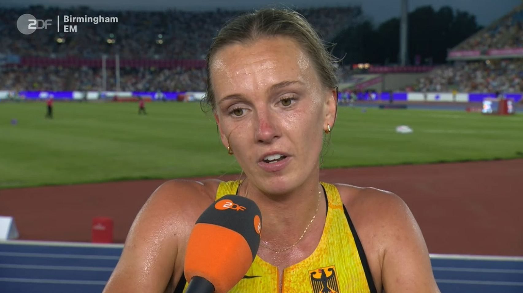 Lea Meyer spricht in ein ZDF-Mikro.