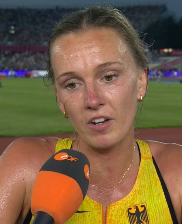 Lea Meyer spricht in ein ZDF-Mikro.