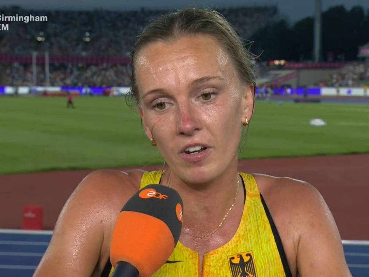 Lea Meyer spricht in ein ZDF-Mikro.