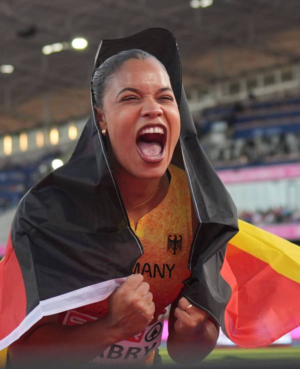 Yemisi Mabry freut sich über Bronze.
