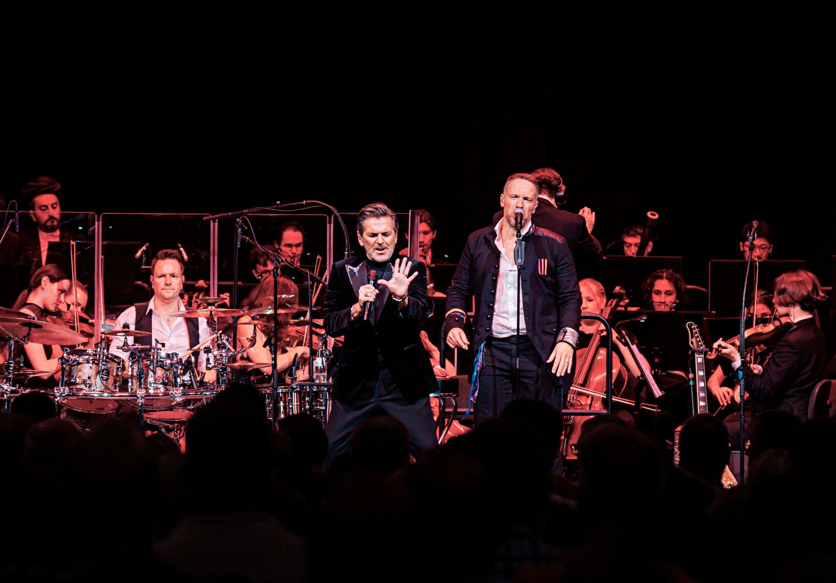 Die Höhner stehen mit Thomas Anders auf der Bühne.