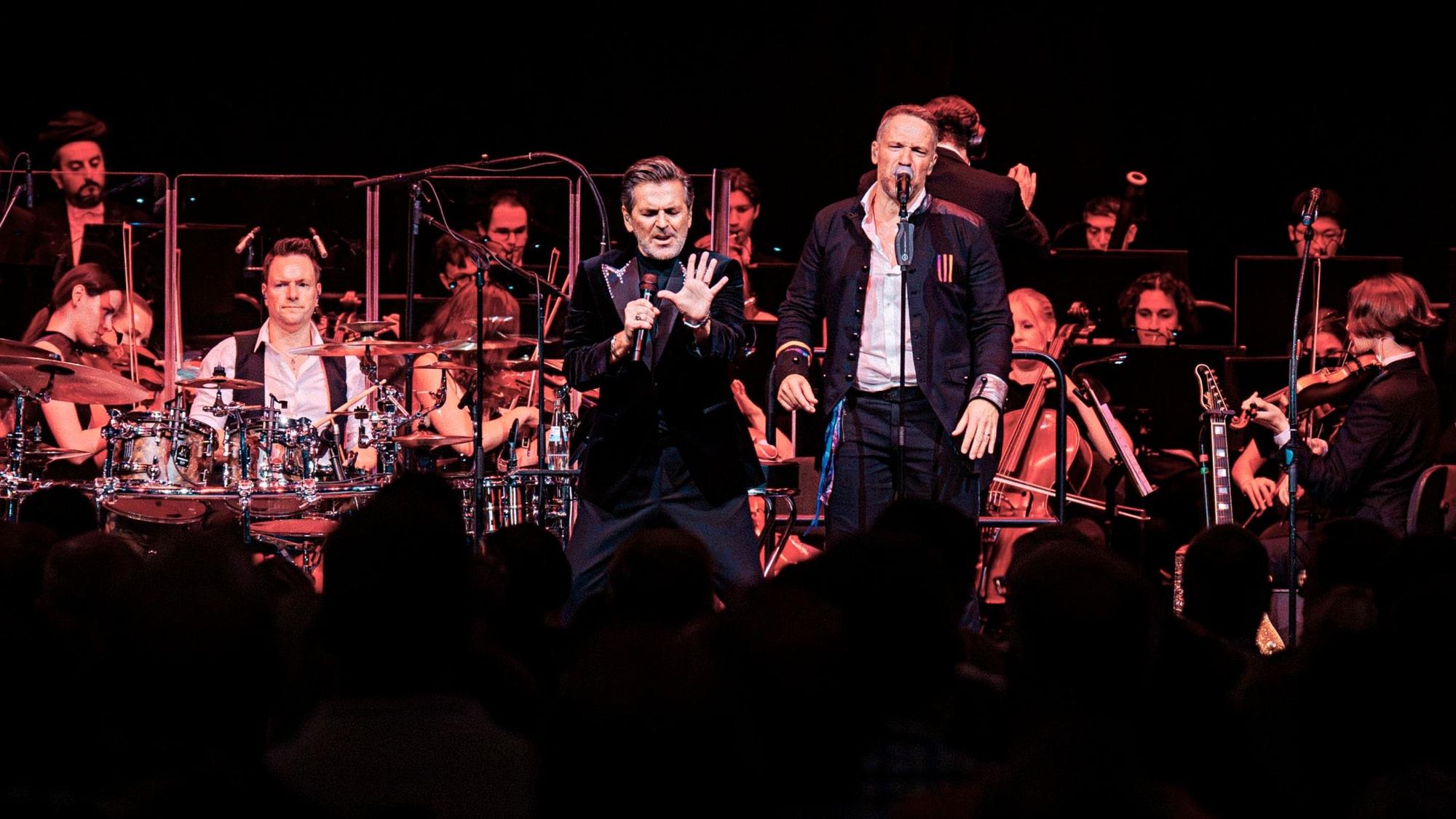 Die Höhner stehen mit Thomas Anders auf der Bühne.