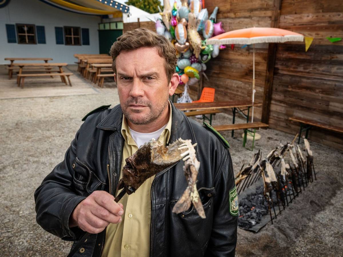 Ein toter Steckerlfischkönig beschert Niederkaltenkirchen einen neuen Mord und Franz Eberhofer (Sebastian Bezzel) seinen nächsten Fall. „Steckerlfischfiasko“ ist ab 13. August 2026 im Kino zu sehen. (Bild: Constantin Film Distribution GmbH / Bernd Schuller)