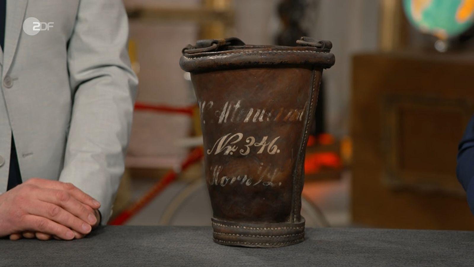 Damit nach dem Einsatz nicht auch noch das große Eimerrätsel begann, waren die Behälter meist mit Namen und Hausnummer ihrer Besitzer versehen. (Bild: ZDF)