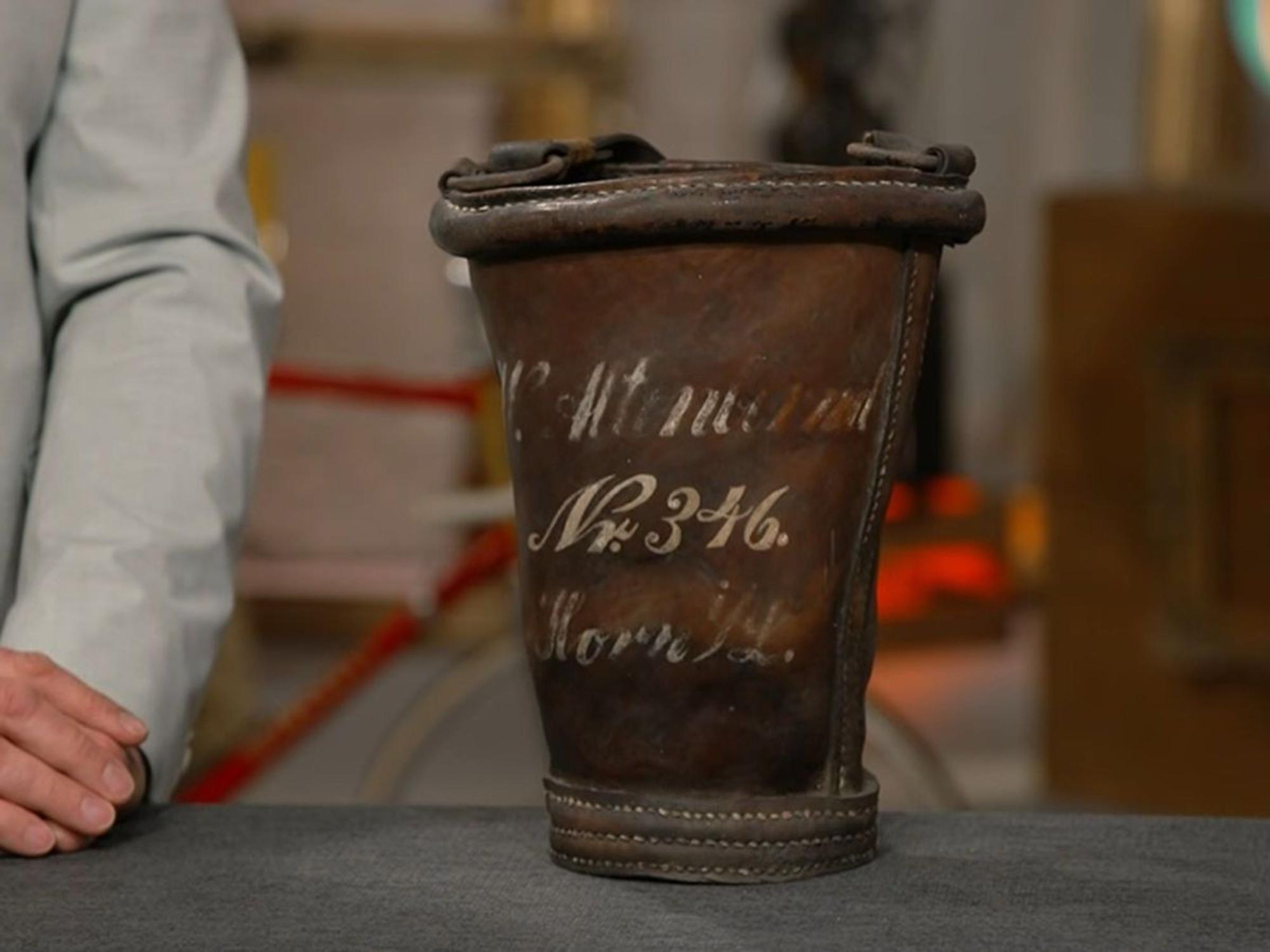 Damit nach dem Einsatz nicht auch noch das große Eimerrätsel begann, waren die Behälter meist mit Namen und Hausnummer ihrer Besitzer versehen. (Bild: ZDF)