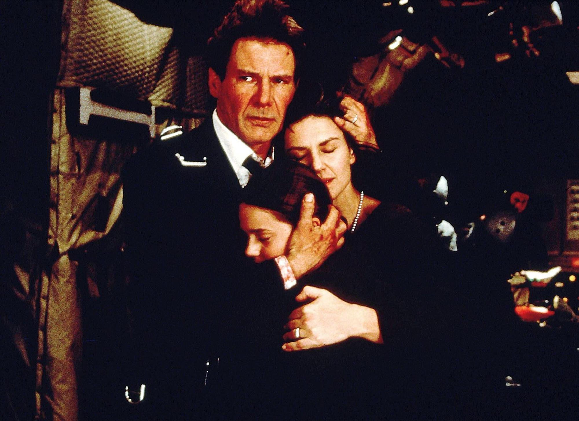 Terroristen kidnappen die Boeing des amerikanischen Präsidenten (Harrison Ford) und bedrohen das Leben seiner Frau (Wendy Crewson) und Tochter (Liesel Matthews, Mitte). (Bild: RTL / ABC Studios)