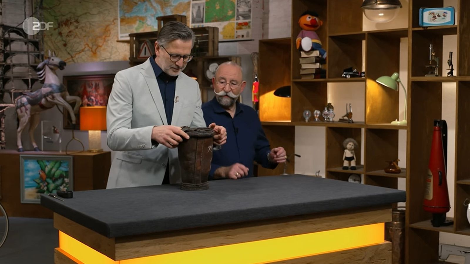 „Was haben wir denn jetzt?“, fragte sich Horst Lichter in der neusten Folge von „Bares für Rares“. „Vom Harry Potter das Hütchen?“ Mit dieser Vermutung lag der Gastgeber allerdings ziemlich weit daneben. „Sowas in der Art“, lachte Detlev Kümmel. „Eine Vase ist es schon mal nicht.“ (Bild: ZDF)