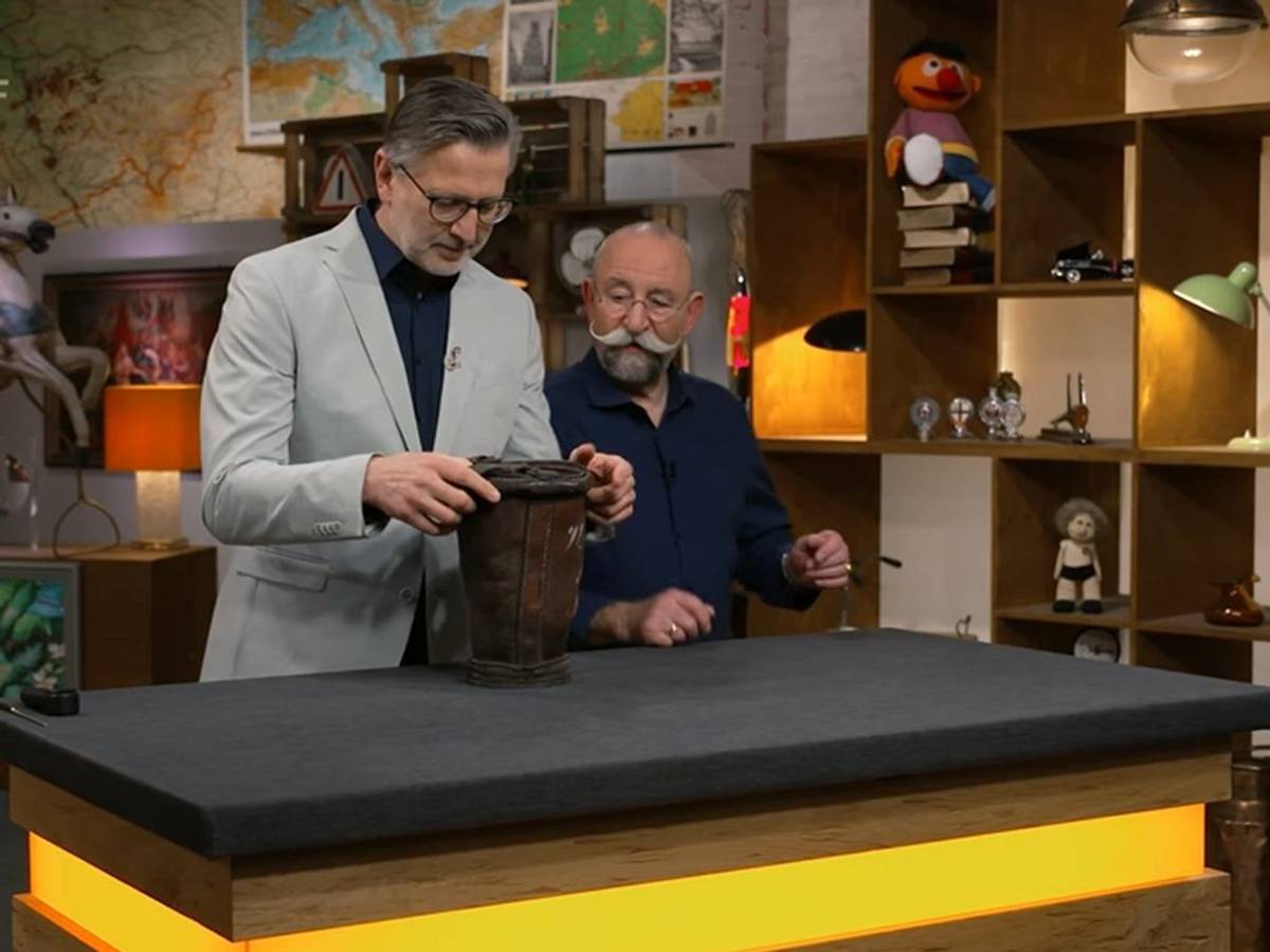 „Was haben wir denn jetzt?“, fragte sich Horst Lichter in der neusten Folge von „Bares für Rares“. „Vom Harry Potter das Hütchen?“ Mit dieser Vermutung lag der Gastgeber allerdings ziemlich weit daneben. „Sowas in der Art“, lachte Detlev Kümmel. „Eine Vase ist es schon mal nicht.“ (Bild: ZDF)