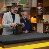 „Was haben wir denn jetzt?“, fragte sich Horst Lichter in der neusten Folge von „Bares für Rares“. „Vom Harry Potter das Hütchen?“ Mit dieser Vermutung lag der Gastgeber allerdings ziemlich weit daneben. „Sowas in der Art“, lachte Detlev Kümmel. „Eine Vase ist es schon mal nicht.“ (Bild: ZDF)