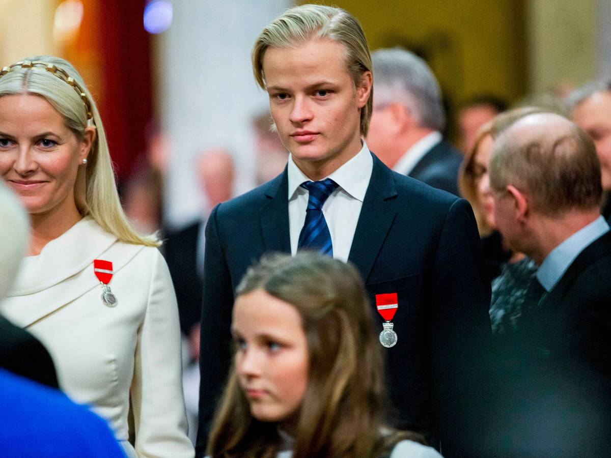 Kronprinzessin Mette-Marit von Norwegen (l) und ihr Sohn Marius Borg Høiby.