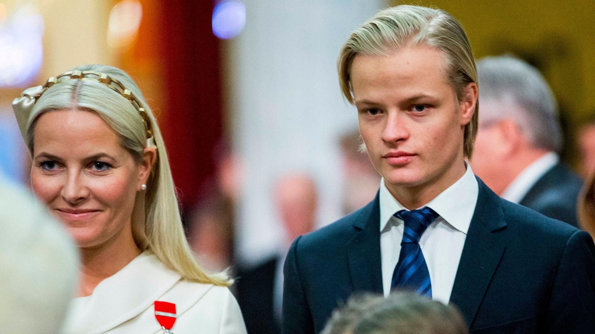 Kronprinzessin Mette-Marit von Norwegen (l) und ihr Sohn Marius Borg Høiby.