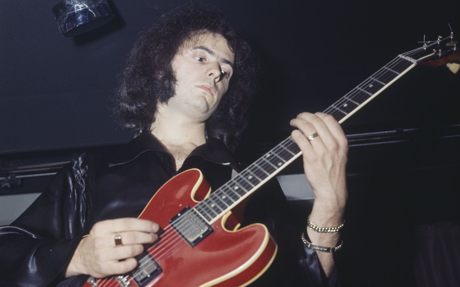 Vom Hardrock ins Mittelalter und zurück: Ritchie Blackmore prägte während seiner Zeit bei Deep Purple eine ganze Generation von Gitarristen. Mit 81 Jahren stand er nun erstmals seit 1993 wieder mit der Band auf der Bühne und gab sein legendäres Riff aus „Smoke on the Water“ zum Besten. (Bild: Keystone / Hulton Archive / Getty Images)