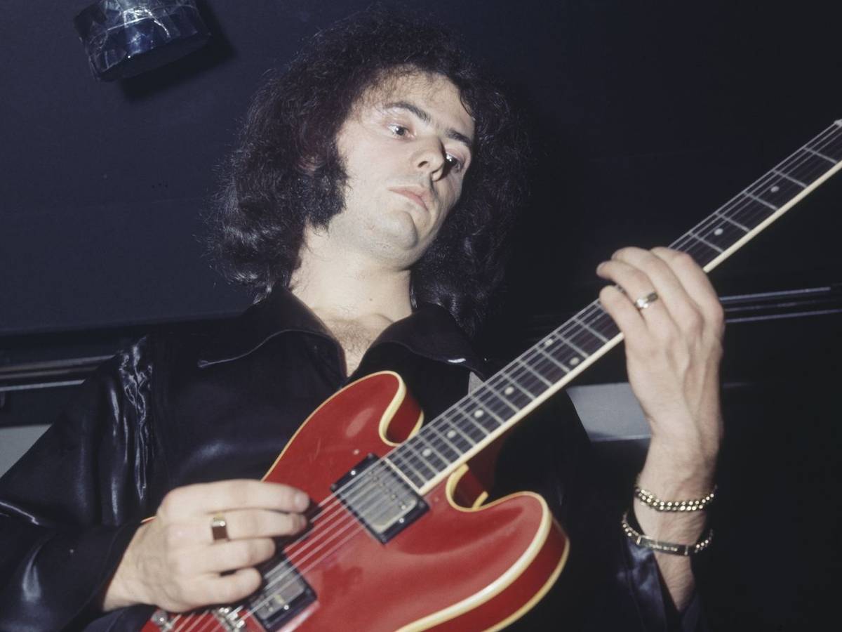Vom Hardrock ins Mittelalter und zurück: Ritchie Blackmore prägte während seiner Zeit bei Deep Purple eine ganze Generation von Gitarristen. Mit 81 Jahren stand er nun erstmals seit 1993 wieder mit der Band auf der Bühne und gab sein legendäres Riff aus „Smoke on the Water“ zum Besten. (Bild: Keystone / Hulton Archive / Getty Images)