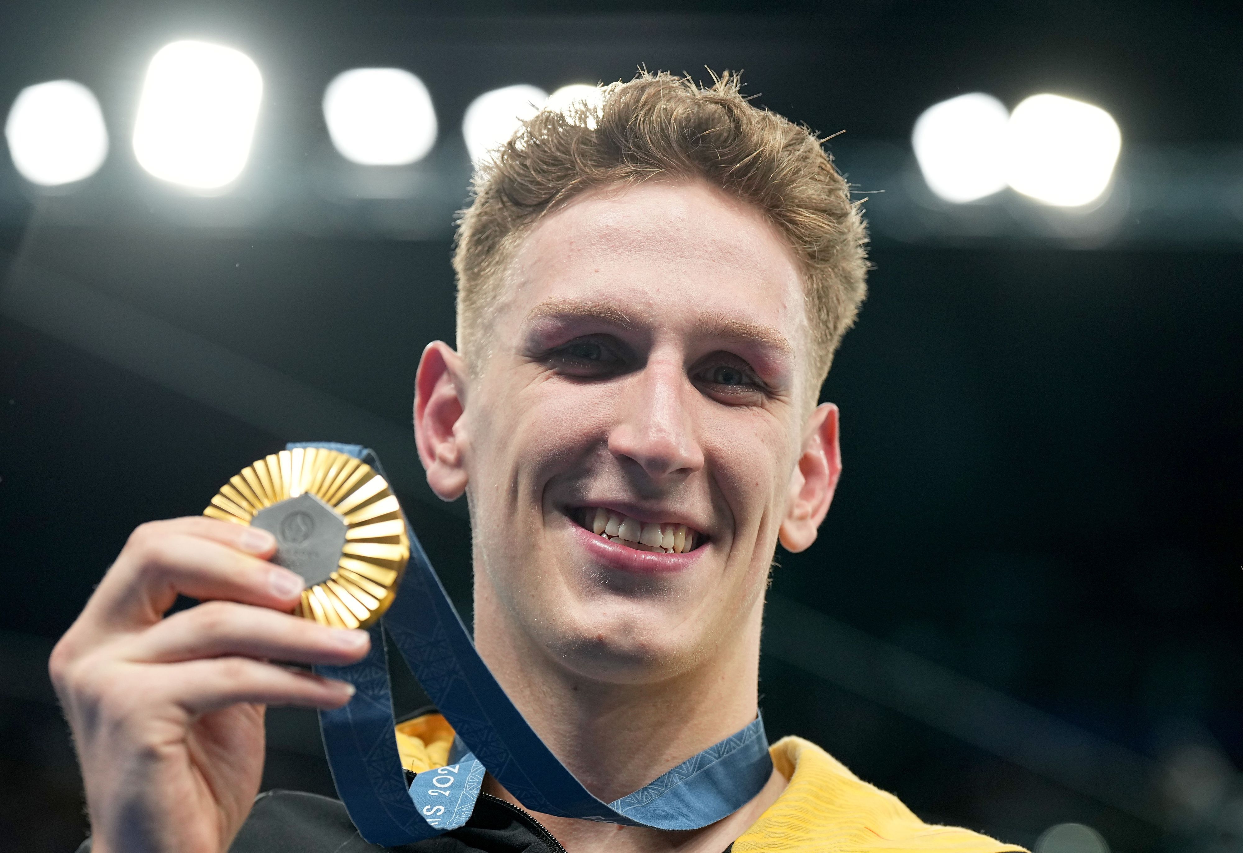 Lukas Märtens zeigt seine Goldmedaille.