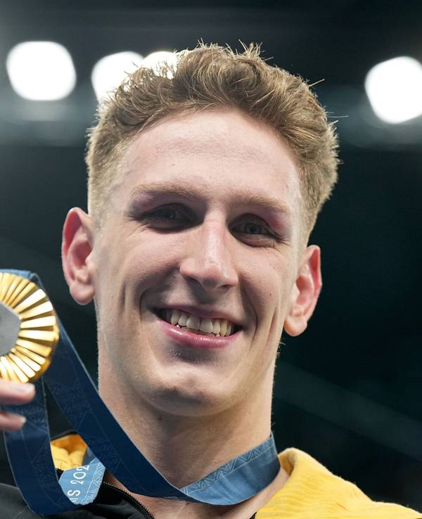 Lukas Märtens zeigt seine Goldmedaille.