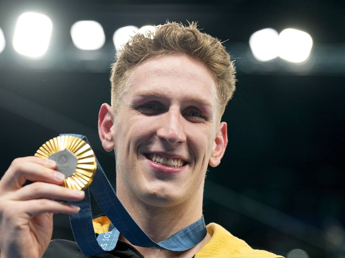 Lukas Märtens zeigt seine Goldmedaille.