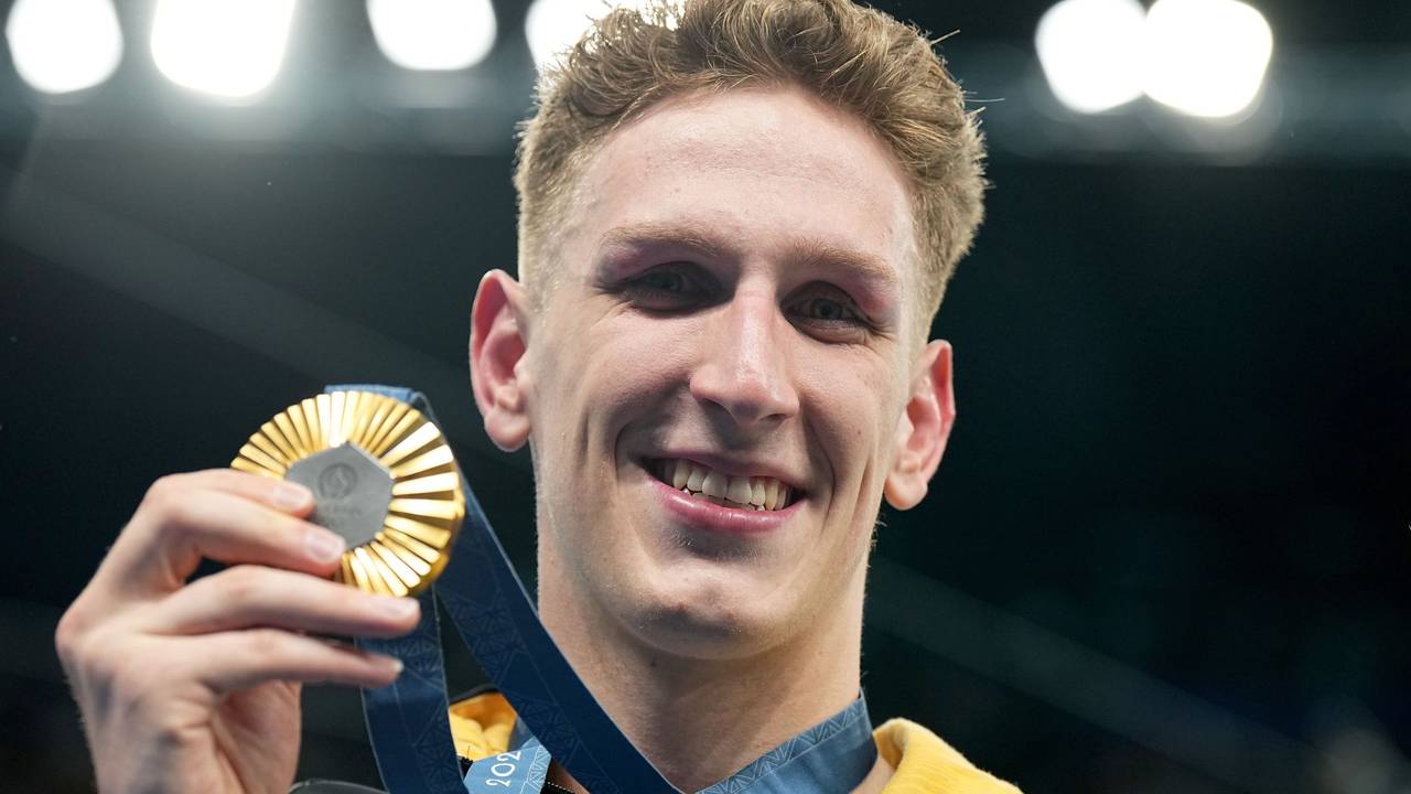 Lukas Märtens zeigt seine Goldmedaille.