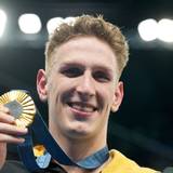 Lukas Märtens zeigt seine Goldmedaille.
