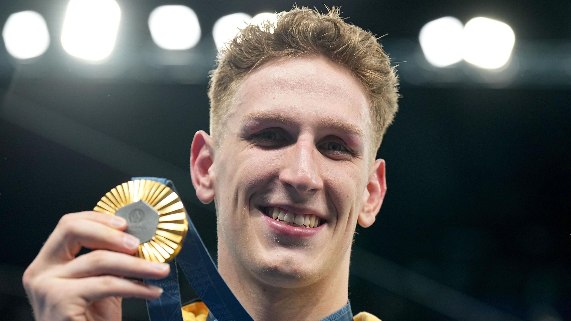 Lukas Märtens zeigt seine Goldmedaille.