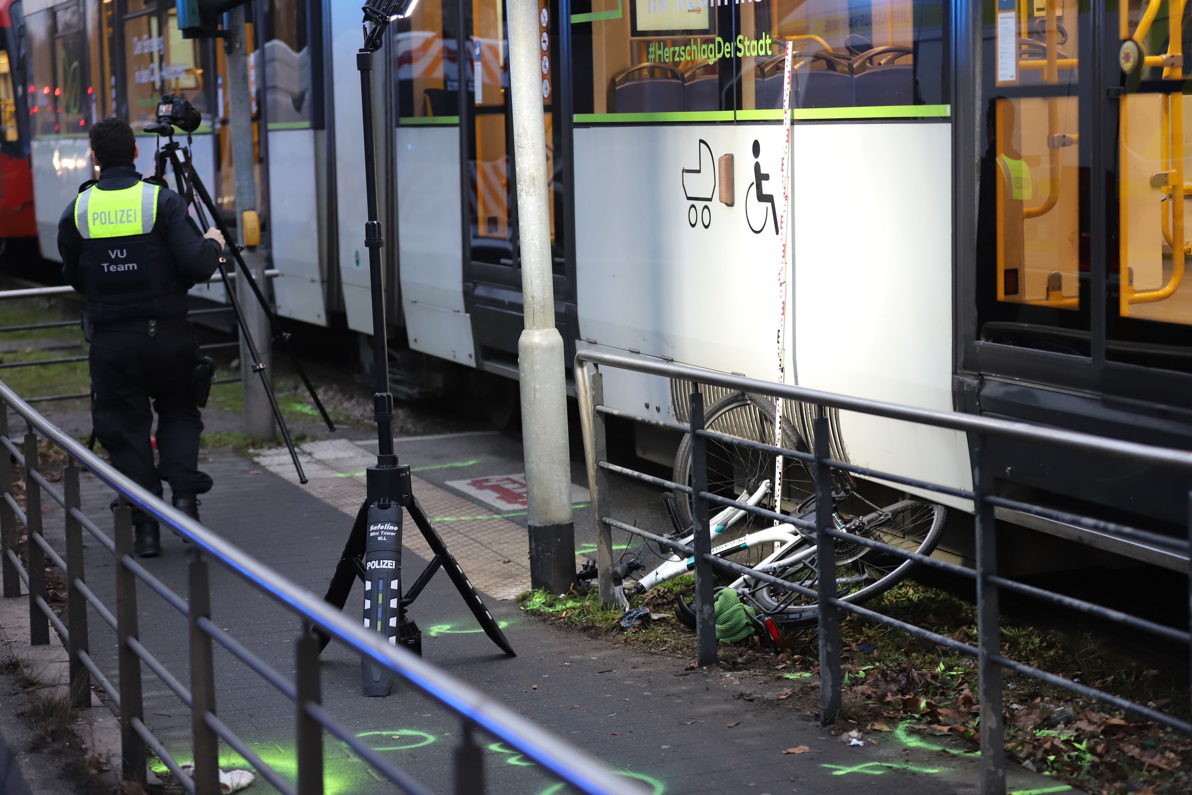 Ein Fahrrad liegt unter einer Straßenbahn.
