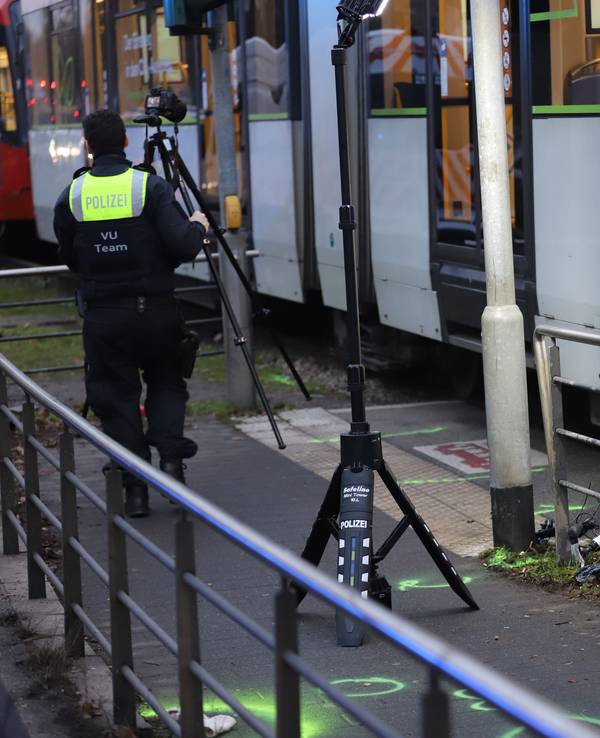 Ein Fahrrad liegt unter einer Straßenbahn.