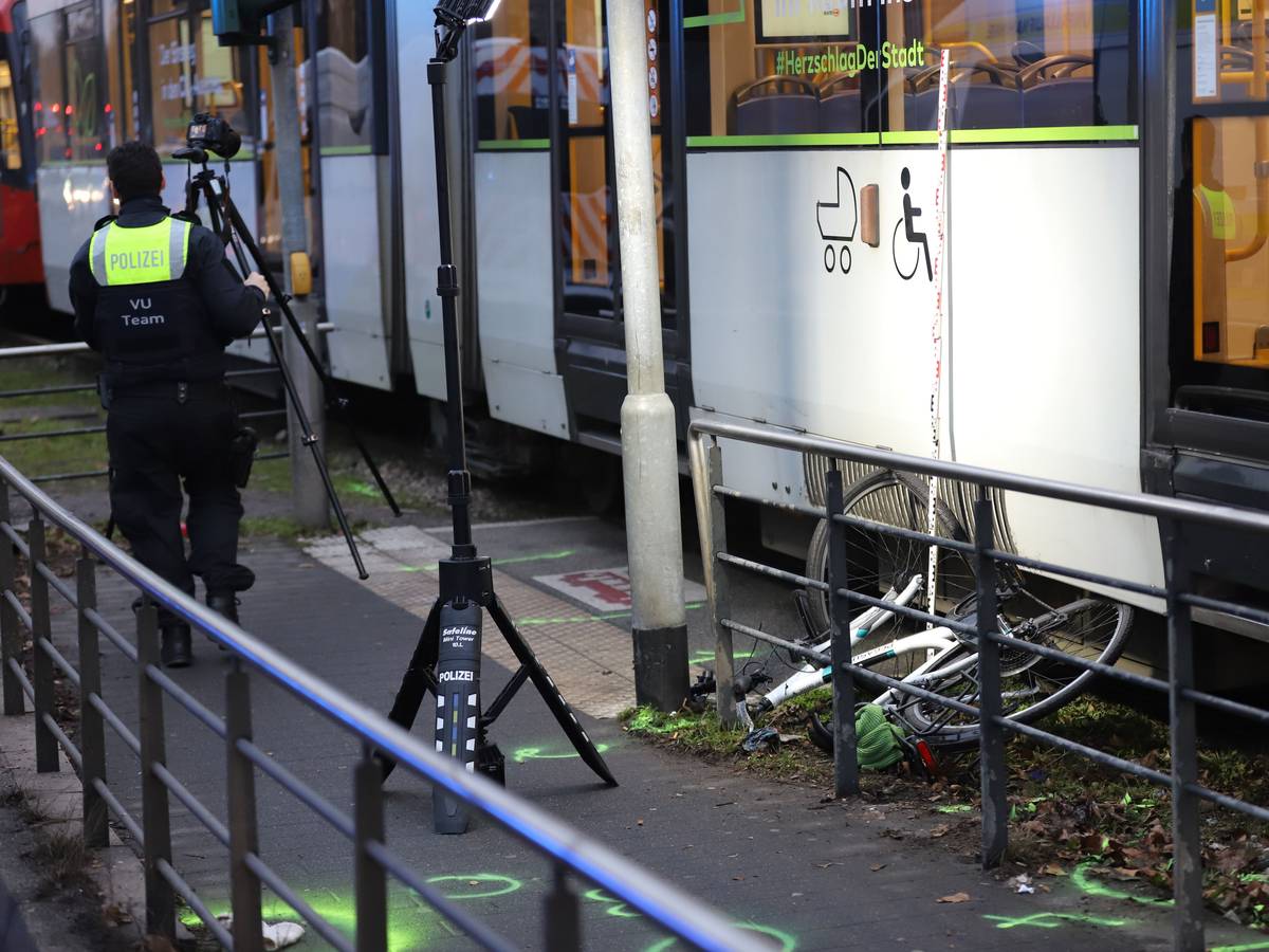 Ein Fahrrad liegt unter einer Straßenbahn.