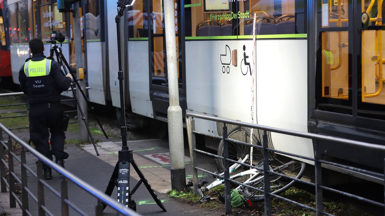 Ein Fahrrad liegt unter einer Straßenbahn.