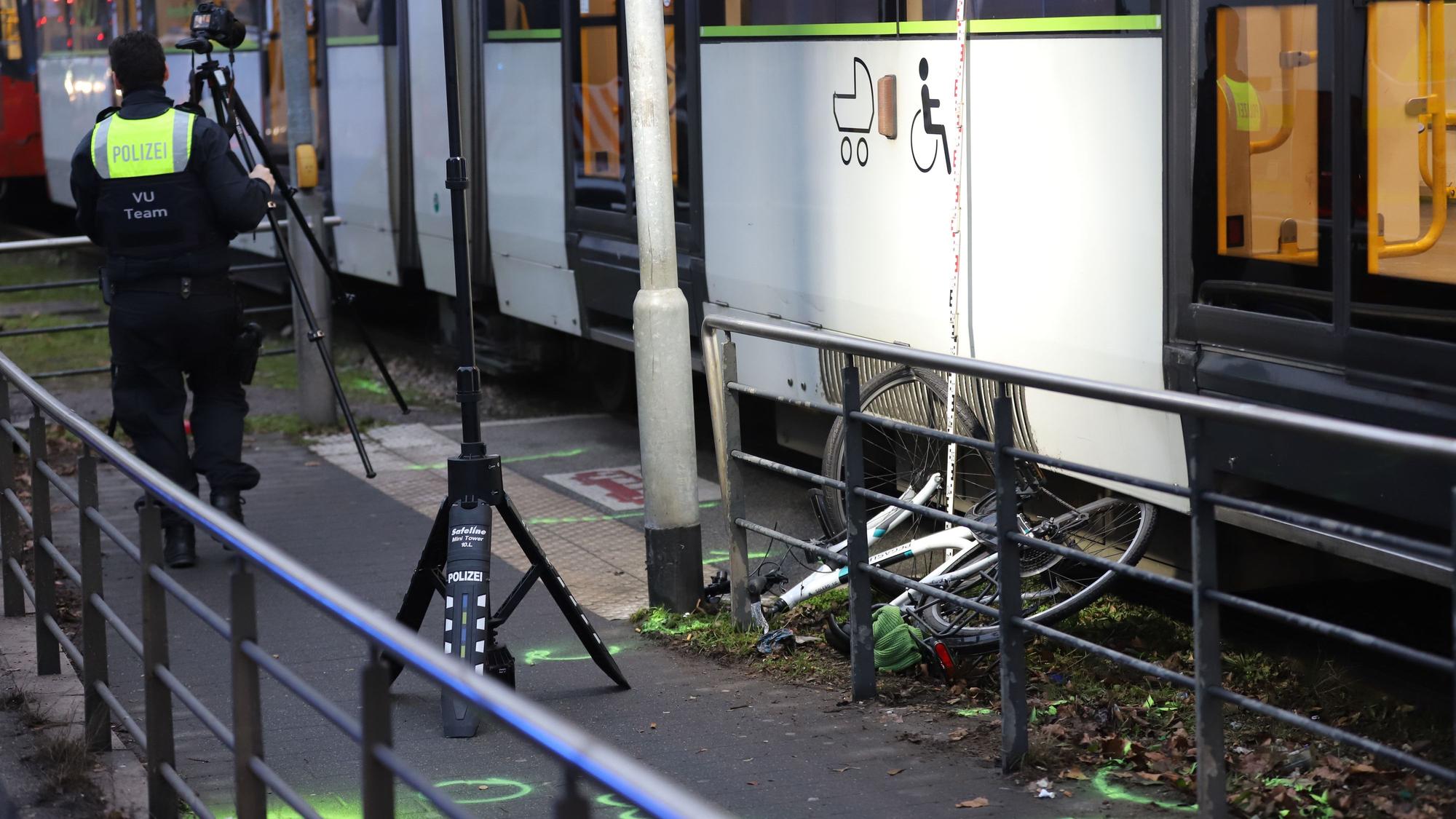 Ein Fahrrad liegt unter einer Straßenbahn.