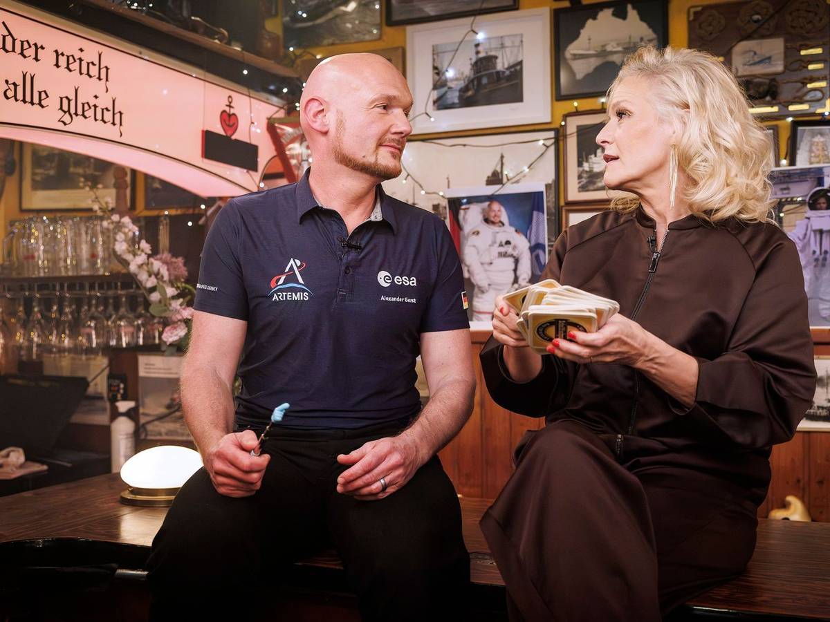 Alexander Gerst war bei „Inas Nacht“ von Ina Müller zu Gast. (Bild: NDR/ARD/Morris Mac Matze)
