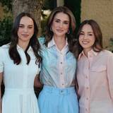 Königin Rania von Jordanien (M) veröffentlichte am 25. September 2025 ein Foto mit ihren Töchtern Prinzessin Salma und Prinzessin Iman (r).