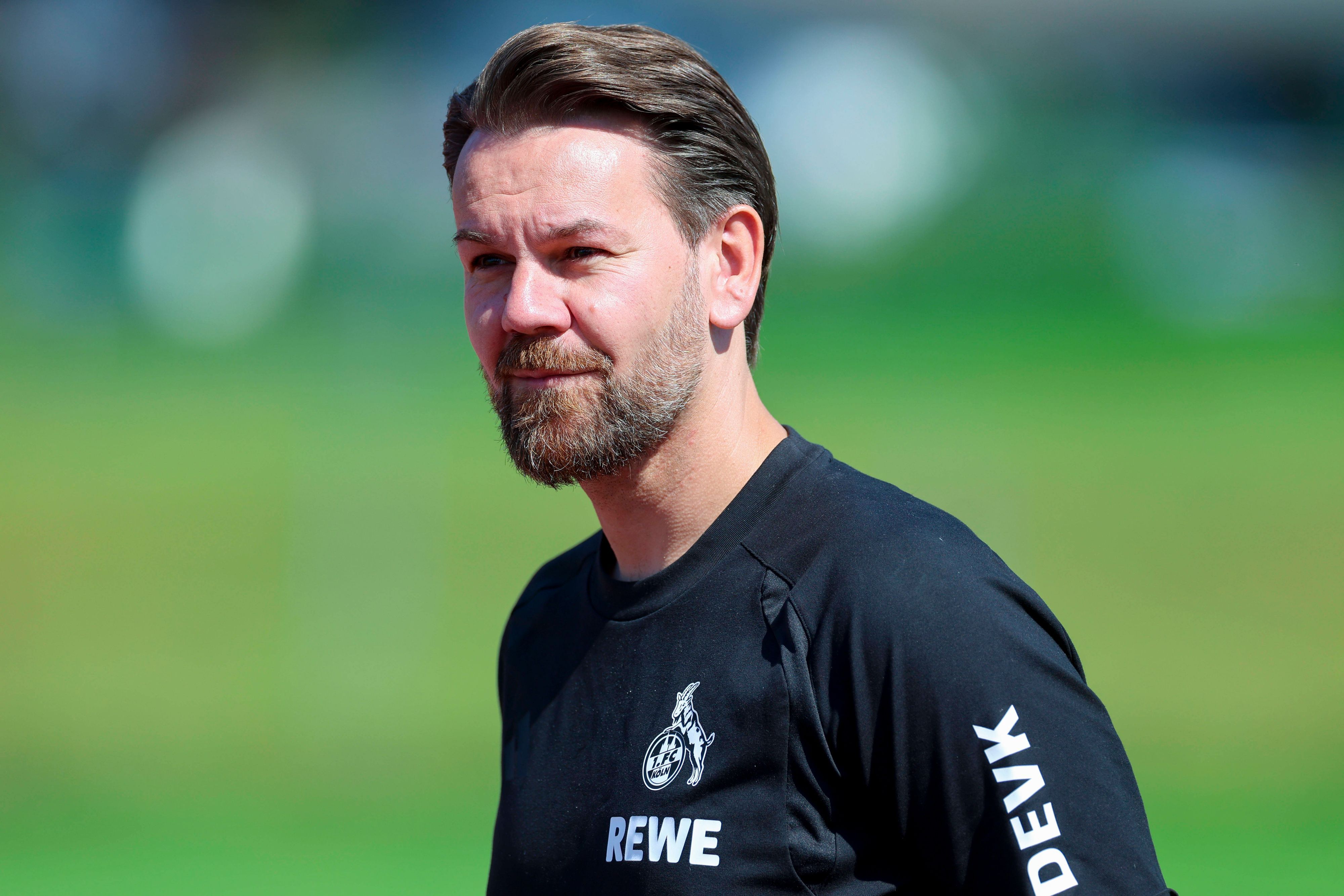 Kölns Geschäftsführer Thomas Kessler lächelt in die Kamera.