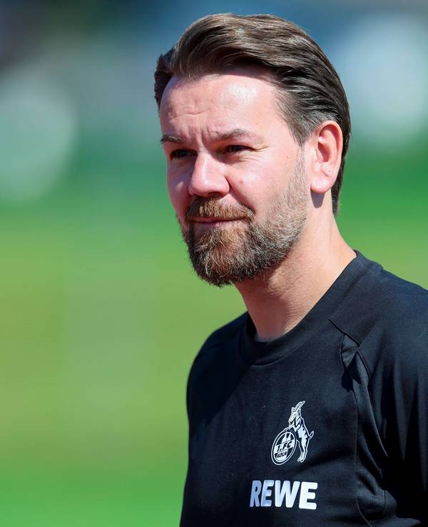 Kölns Geschäftsführer Thomas Kessler lächelt in die Kamera.