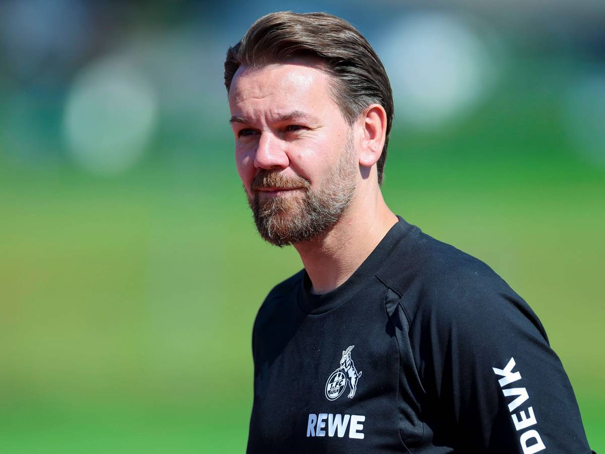 Kölns Geschäftsführer Thomas Kessler lächelt in die Kamera.