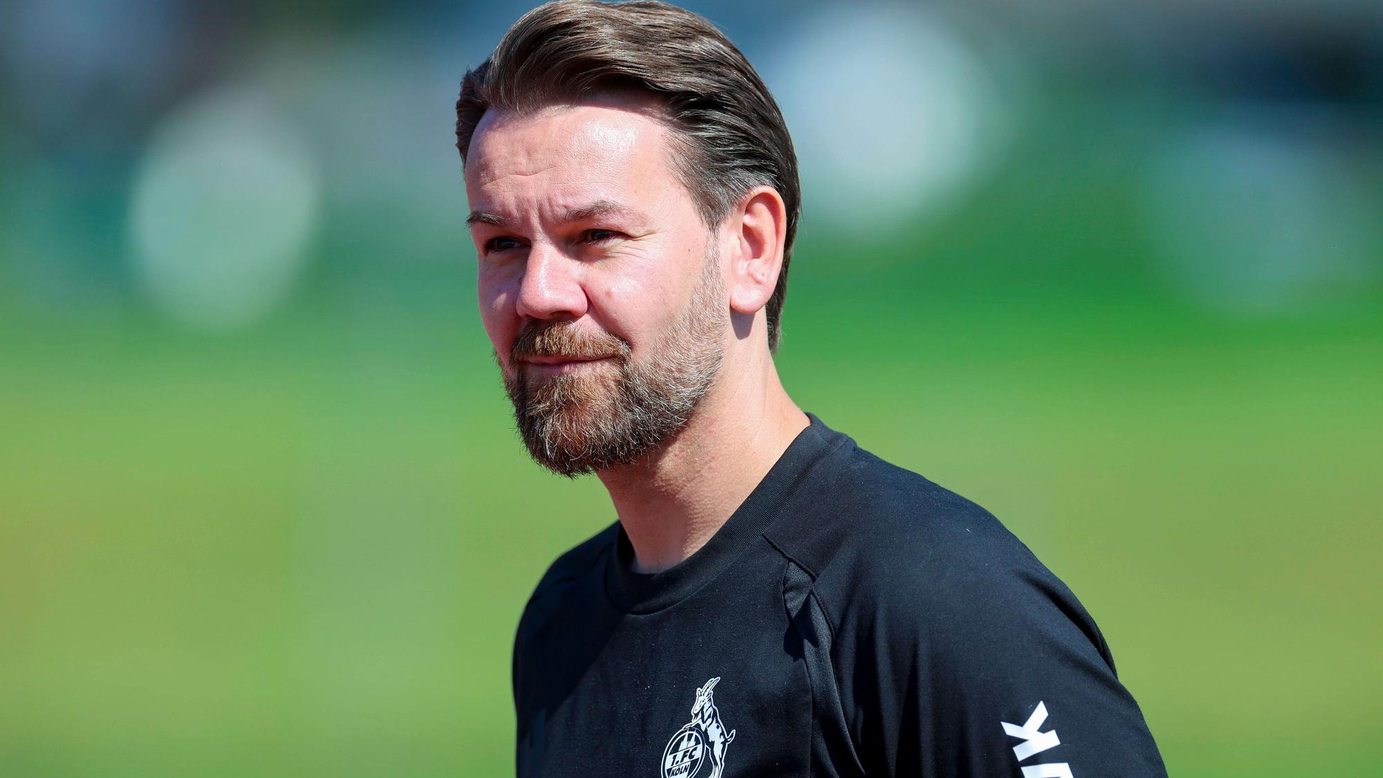 Kölns Geschäftsführer Thomas Kessler lächelt in die Kamera.